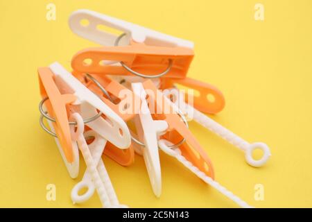 Gruppe von bunten Stoffclips verwendet, um Tücher von ihm hängen, Anzeige mit selektivem Fokus auf Tageslicht. Stockfoto