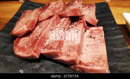 Frische und rohe japanische Wagyu-Rindfleischinsche für Yakiniku Stockfoto