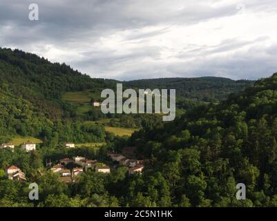 Schöne Landschaft mit Wald und Bergen mit bewölktem Himmel in Ardeche Stockfoto