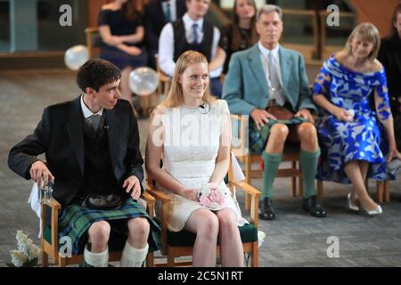 Die Hochzeit von Tom Hall und Heather McLaren in der St. George's Church, Leeds, da Hochzeiten in England wieder stattfinden dürfen, wobei die Zeremonien auf maximal 30 Gäste begrenzt sind. Stockfoto