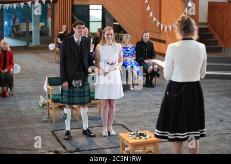 Die Hochzeit von Tom Hall und Heather McLaren in der St. George's Church, Leeds, da Hochzeiten in England wieder stattfinden dürfen, wobei die Zeremonien auf maximal 30 Gäste begrenzt sind. Stockfoto