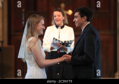 Die Hochzeit von Tom Hall und Heather McLaren in der St. George's Church, Leeds, da Hochzeiten in England wieder stattfinden dürfen, wobei die Zeremonien auf maximal 30 Gäste begrenzt sind. Stockfoto