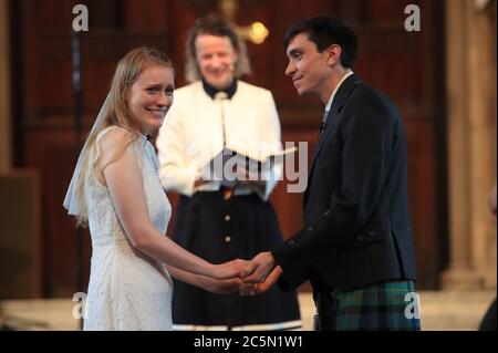 Die Hochzeit von Tom Hall und Heather McLaren in der St. George's Church, Leeds, da Hochzeiten in England wieder stattfinden dürfen, wobei die Zeremonien auf maximal 30 Gäste begrenzt sind. Stockfoto