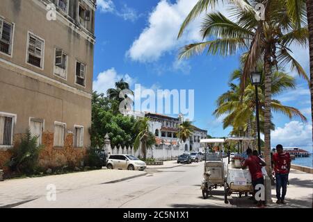 Stone Town Sansibar, Tansania - 7. Oktober 2019: Die Einheimischen an der Strandpromenade von Stone Town. Tansania, Afrika Stockfoto