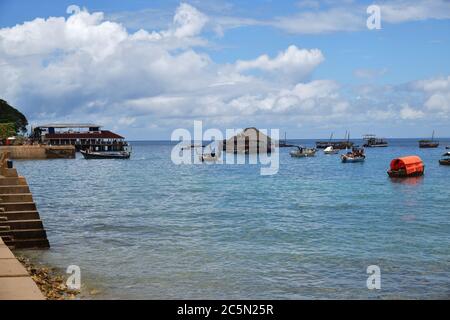 Sansibar, Tansania - 7. Oktober 2019: Fischerboote und andere Schiffe im Hafen von Stone Town, Sansibar, Afrika Stockfoto