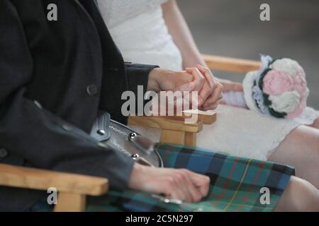 Die Hochzeit von Tom Hall und Heather McLaren in der St. George's Church, Leeds, da Hochzeiten in England wieder stattfinden dürfen, wobei die Zeremonien auf maximal 30 Gäste begrenzt sind. Stockfoto