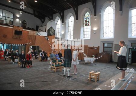 Die Hochzeit von Tom Hall und Heather McLaren in der St. George's Church, Leeds, da Hochzeiten in England wieder stattfinden dürfen, wobei die Zeremonien auf maximal 30 Gäste begrenzt sind. Stockfoto