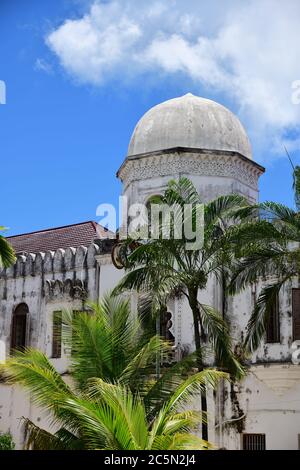 Architektur der Steinstadt. Alte Moschee. Stone Town ist der älteste Teil der Stadt Sansibar, die 2000 zum UNESCO-Weltkulturerbe gehört Stockfoto