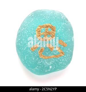 Chinesisches Zeichen xi oder japanisches Iki, was Ruhe bedeutet, geschrieben auf einem Kieselstein, isoliert auf weiß Stockfoto