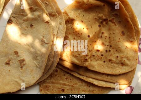 Indian Breakfast Arrangement mit 'Roti' und 'Paratha', mit Atta Mehl mit selektivem Fokus und beschnittenen Blick. Stockfoto