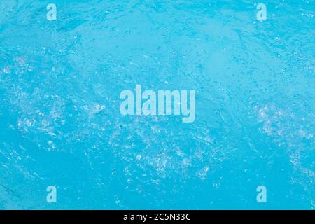 Hintergrund von glitzerndem Wasser im Pool in der Nähe Stockfoto