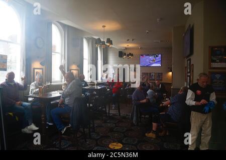 Hastings, East Sussex, Großbritannien. Juli 2020, 04. Coronavirus Update: Mit der Regierung lockern die Regeln weiter, Bars, Pubs, Restaurants und Barbershops dürfen geöffnet werden. Das belebte Clarence Pub in Hastings AS. Besucher jubeln die Eröffnung von Pubs in England an. Foto: Paul Lawrenson-PAL Media/Alamy Live News Stockfoto