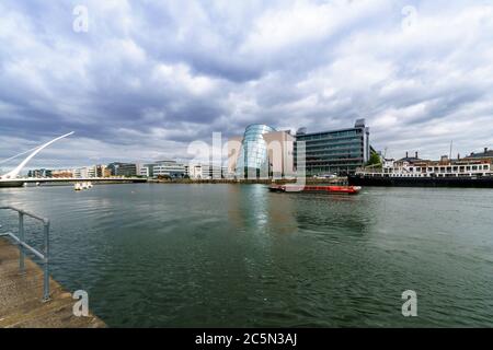 Dublin, Irland - 25. Juli 2018: Blick auf den Fluss Liffey, Dublin, docklands- das Convention Center Dublin und Samuel Beckett Bridge Stockfoto