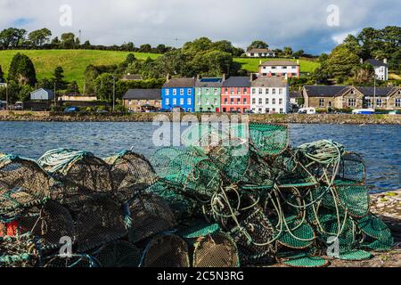 Bantry, County Cork, West Cork, Republik Irland. Irland. Blick über Hummertöpfe über die Bantry Bay zu farbigen Hausfronten. Stockfoto