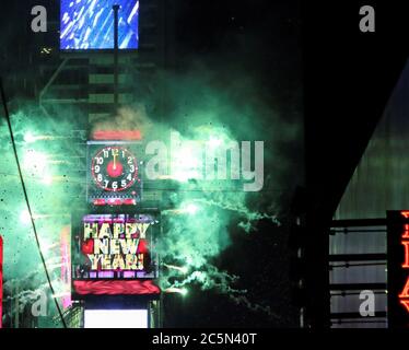 Fällt die Kugel im Times Square an Silvester 2015. Frohes neues Jahr. Stockfoto
