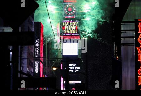 Die Uhr schlägt Mitternacht in Times Square NYC an Silvester 2015 Stockfoto