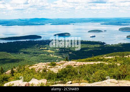 Blick auf Bar Harbor, Stachelschweininseln, Kreuzfahrtschiff und Frenchmen Bucht von der Spitze des Cadillac Mountain. Stockfoto