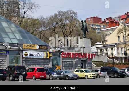 Wladiwostok, Russland - 28. April 2019: Skulptur von Wladimir Iljitsch Uljanow Lenin auf dem Stadtplatz vor dem Bahnhof in Wladiwostok. Bildhauer Ko Stockfoto