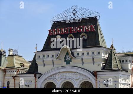 Wladiwostok, Russland - 28. April 2019: Fassade des Gebäudes des Bahnhofs. Diese Station ist das Ende der Transsibirischen Eisenbahn. Architekt P.E Stockfoto