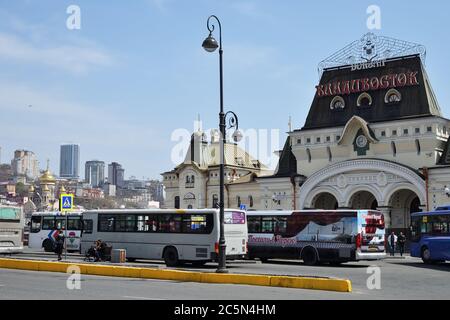 Wladiwostok, Russland - 28. April 2019: Fassade des Gebäudes des Bahnhofs. Diese Station ist das Ende der Transsibirischen Eisenbahn. Architekt P.E Stockfoto