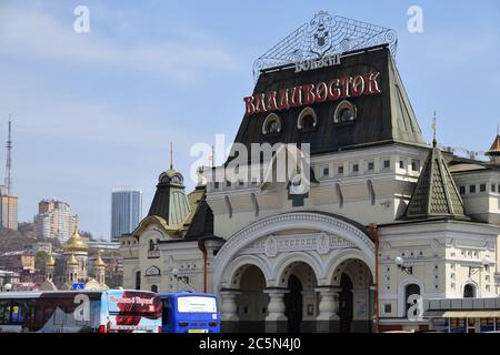 Wladiwostok, Russland - 28. April 2019: Fassade des Gebäudes des Bahnhofs. Diese Station ist das Ende der Transsibirischen Eisenbahn. Architekt P.E Stockfoto