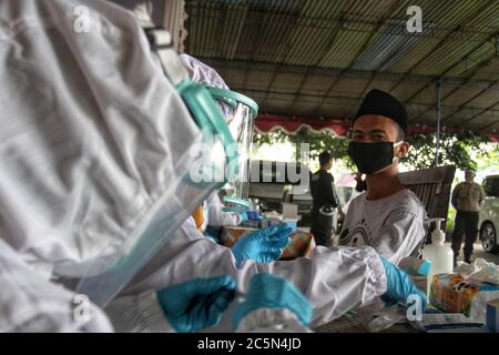 Sleman, Indonesien. Juli 2020. Ein Schüler erhält am 4. Juli 2020 einen Coronavirus-Test an der ORA AJI Islamic Boarding School in Sleman, Yogyakarta, Indonesien. Hunderte von Studenten nahmen an einem Schnelltest als Vorsichtsmaßnahme für Covid-19 Teil. Lehre und Lernen werden mit der Umsetzung strenger Gesundheitsprotokolle wieder eröffnet. (Foto von Devi Rahman/INA Photo Agency/Sipa USA) Quelle: SIPA USA/Alamy Live News Stockfoto