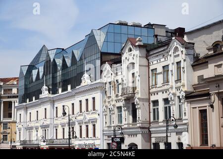 Wladiwostok, Russland - 28. April 2019: Stadtarchitektur. Swetlanskaja ist eine zentrale Straße in der Stadt, Primorski Region in Russland Stockfoto