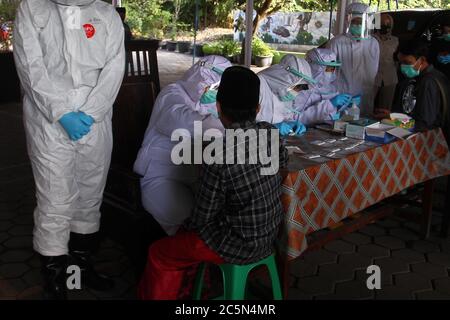 Sleman, Indonesien. Juli 2020. Ein Schüler erhält am 4. Juli 2020 einen Coronavirus-Test an der ORA AJI Islamic Boarding School in Sleman, Yogyakarta, Indonesien. Hunderte von Studenten nahmen an einem Schnelltest als Vorsichtsmaßnahme für Covid-19 Teil. Lehre und Lernen werden mit der Umsetzung strenger Gesundheitsprotokolle wieder eröffnet. (Foto von Devi Rahman/INA Photo Agency/Sipa USA) Quelle: SIPA USA/Alamy Live News Stockfoto