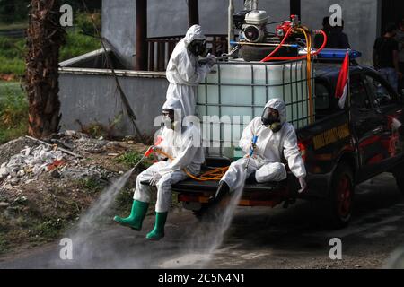 Sleman, Indonesien. Juli 2020. Gesundheitshelfer sprüht Desinfektionsmittel an der ORA AJI Islamic Boarding School in Sleman, Yogyakarta, Indonesien, am 4. Juli 2020. Hunderte von Studenten nahmen an einem Schnelltest als Vorsichtsmaßnahme für Covid-19 Teil. Lehre und Lernen werden mit der Umsetzung strenger Gesundheitsprotokolle wieder eröffnet. (Foto von Devi Rahman/INA Photo Agency/Sipa USA) Quelle: SIPA USA/Alamy Live News Stockfoto