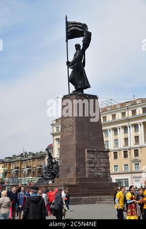 Wladiwostok, Russland - 28. April 2019: Denkmal für die Kämpfer der Sowjetmacht im Fernen Osten auf dem zentralen Platz in Wladiwostok, Primorski Kray Stockfoto