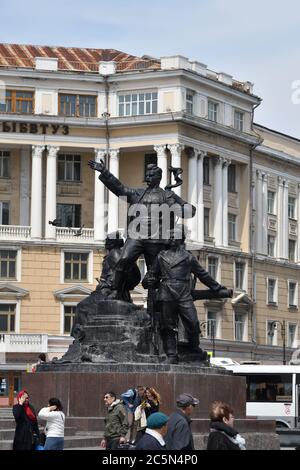 Wladiwostok, Russland -28. April 2019: Menschen in der Nähe von Denkmal für Kämpfer für die Sowjetmacht in Fernost auf dem zentralen Platz in Wladiwostok, Primorski Kray Stockfoto