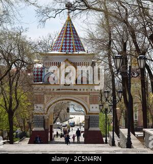 Wladiwostok, Russland -28. April 2019: Der Nikolaev Triumphbogen gilt als eines der schönsten und majestätischsten Gebäude Wladiwostoks. Das war es Stockfoto