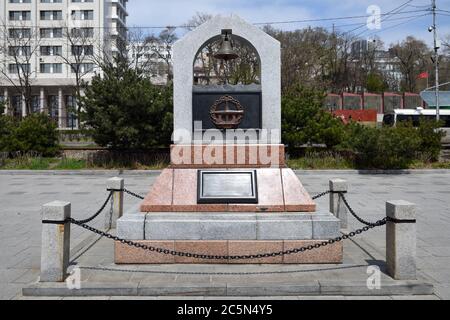 Wladiwostok, Russland - 28. April 2019: Korabelnaja Naberezhnaja und Denkmal für Matrosen U-Seefahrer Stockfoto