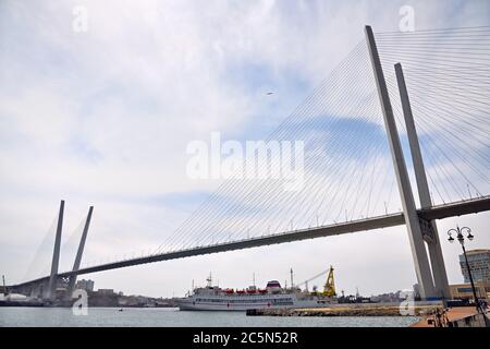 Wladiwostok, Russland - 28. April 2019: Zolotoy oder Golden Bridge Seilbrücke in Wladiwostok über die Golden Horn Bay Stockfoto