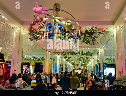 Das Erdgeschoss des Macy's Herald Square, dem Flaggschiff der Kaufhauskette Macy's, ist mit Weihnachtsdekorationen geschmückt Stockfoto