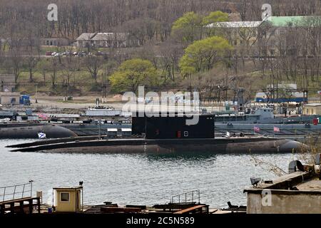 Wladiwostok, Russland - 28. April 2019: Diesel-Elektroangriff verbessert U-Boote der Kilo-Klasse oder Projekt 636 Varshavyanka im Hafen von Wladiwostok. Ru Stockfoto