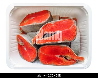 Lachssteaks in der Plastikbox isoliert auf weiß mit Clipping Path Stockfoto
