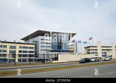 Wladiwostok, Russland - 28. April 2019: Das Hauptgebäude der Far Eastern Federal University (Dalnevostochny Federalny Universitet oder DVFU) ist ein ins Stockfoto