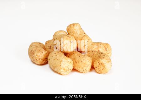 Erdnuss flippt isoliert auf weißem Hintergrund. Haufen von Snacks aus der Nähe Stockfoto