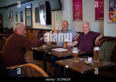 West Norwood, England. Juli 2020. Die Menschen genießen es, in ihrem örtlichen Pub, der Horns Tavern in West Norwood, zu trinken, nachdem die britischen Regierungen angekündigt hatten, die Sperrregeln zu lockern. Pubs, Bars und Restaurants öffnen heute wieder, nachdem sie in Großbritannien wegen der Coronavirus-Pandemie für mehr als drei Monate geschlossen waren. (Foto von Sam Mellish / Alamy Live News) Stockfoto