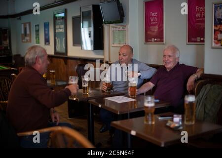 West Norwood, England. Juli 2020. Die Menschen genießen es, in ihrem örtlichen Pub, der Horns Tavern in West Norwood, zu trinken, nachdem die britischen Regierungen angekündigt hatten, die Sperrregeln zu lockern. Pubs, Bars und Restaurants öffnen heute wieder, nachdem sie in Großbritannien wegen der Coronavirus-Pandemie für mehr als drei Monate geschlossen waren. (Foto von Sam Mellish / Alamy Live News) Stockfoto