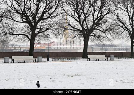 Sankt Petersburg, Russland. Petersburg Straße Winter Panorama und Blick auf die Peter und Paul Festung. Spucke der Insel Wassiljewski während des Schneefalls. Peter Stockfoto