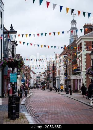 Rochester, Kent, Großbritannien. Juli 2020. Rochester High Street eröffnet am 4. Juli viele Geschäfte wieder, nachdem sie seit März wegen des Coronavirus-Ausbruchs weitgehend geschlossen war. Kredit: Yousef Al Nasser/ Alamy Live Nachrichten Stockfoto