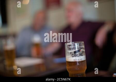 West Norwood, England. Juli 2020. Die Menschen genießen es, in ihrem örtlichen Pub, der Horns Tavern in West Norwood, zu trinken, nachdem die britischen Regierungen angekündigt hatten, die Sperrregeln zu lockern. Pubs, Bars und Restaurants öffnen heute wieder, nachdem sie in Großbritannien wegen der Coronavirus-Pandemie für mehr als drei Monate geschlossen waren. (Foto von Sam Mellish / Alamy Live News) Stockfoto