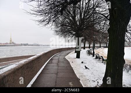 Sankt Petersburg, Russland. Petersburg Straße Winter Panorama. Spucke der Insel Wassiljewski während des Schneefalls. Petersburger Architektur Stockfoto