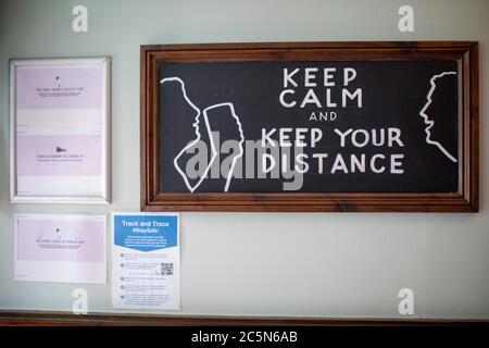 West Norwood, England. Juli 2020. "A Keep Calm and Keep Your Distance" Schild an der Horns Tavern in West Norwood. Pubs, Bars und Restaurants öffnen heute wieder, nachdem sie in Großbritannien wegen der Coronavirus-Pandemie für mehr als drei Monate geschlossen waren. (Foto von Sam Mellish / Alamy Live News) Stockfoto