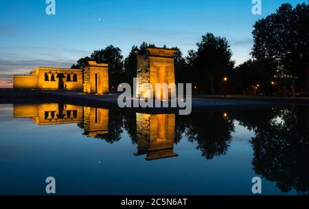 Antiker Tempel von Debod und Reflexion während des Sonnenuntergangs in Madrid. Dieser alte ägyptische Tempel wurde vom ägyptischen Staat gespendet. Stockfoto