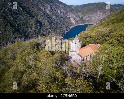 Luftaufnahme von Santa Cristina de Ribas de Sil im frühen Herbst, mit der Schlucht des Flusses Sil als natürliche Grenze zwischen den Provinzen von Stockfoto