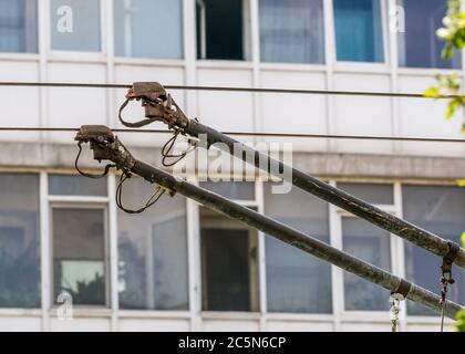 Nahaufnahme mit den elektrischen Obus-Kollektoren. Öffentliches Verkehrsnetz in Bukarest, Rumänien. Stockfoto