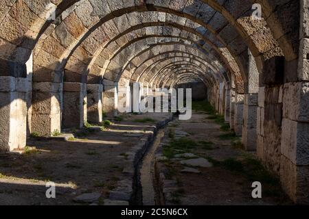 Die Agora von Smyrna, alternativ auch als Agora von İzmir bekannt, ist eine alte römische Agora in Smyrna. Stockfoto